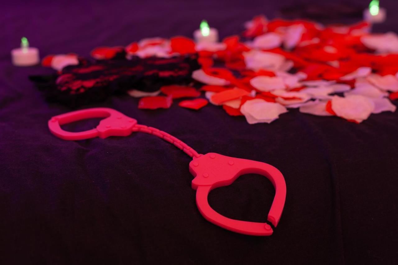 Love Room Avec Balneo Тулон Екстер'єр фото