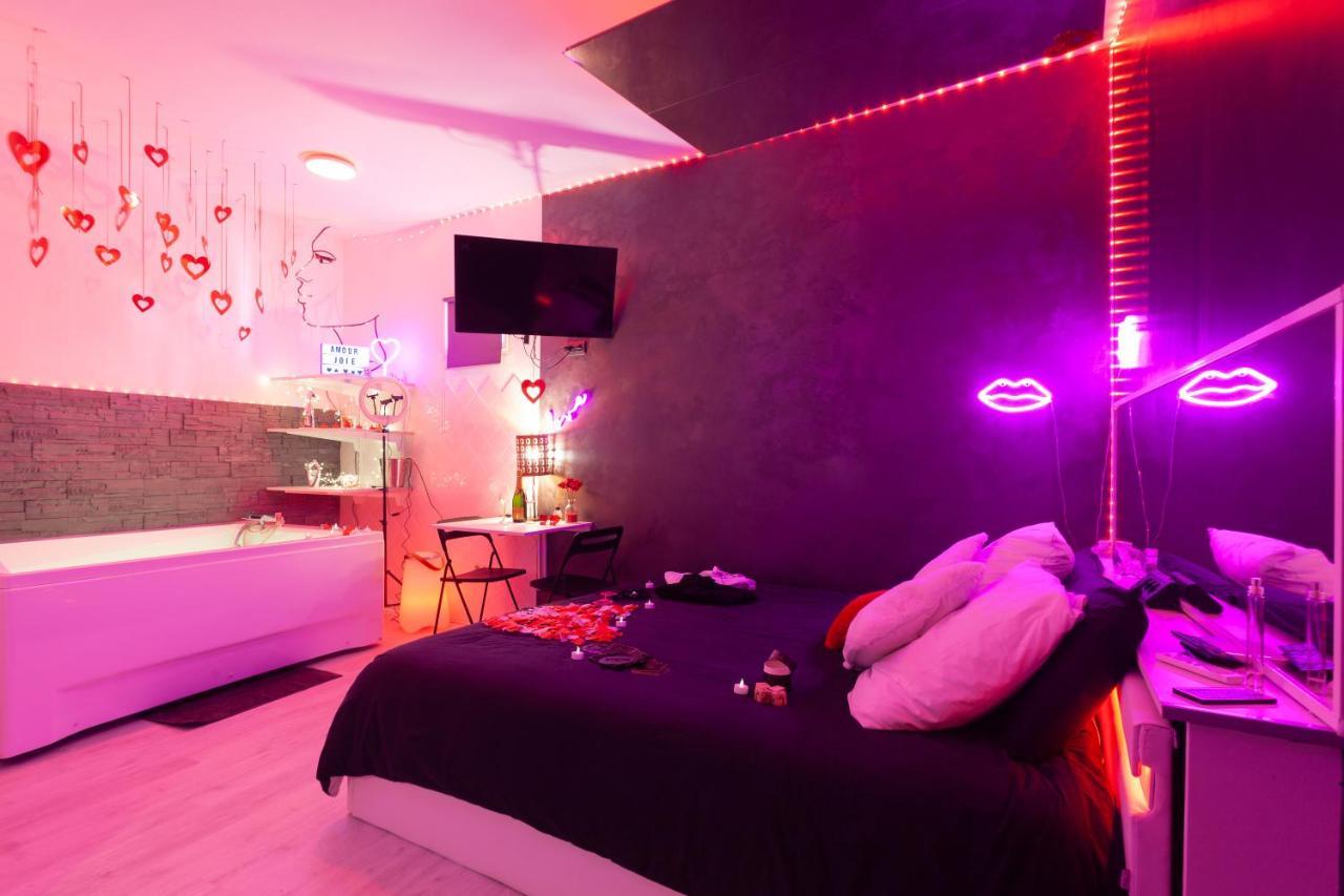 Love Room Avec Balneo Тулон Екстер'єр фото