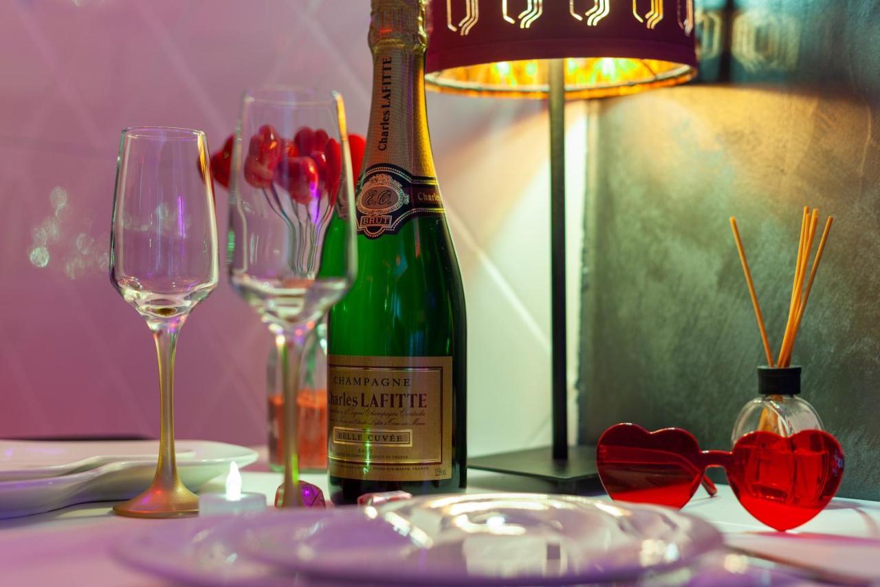Love Room Avec Balneo Тулон Екстер'єр фото