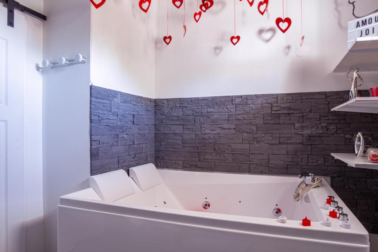 Love Room Avec Balneo Тулон Екстер'єр фото