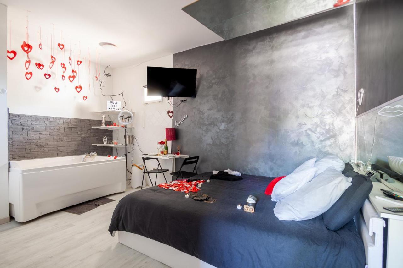 Love Room Avec Balneo Тулон Екстер'єр фото